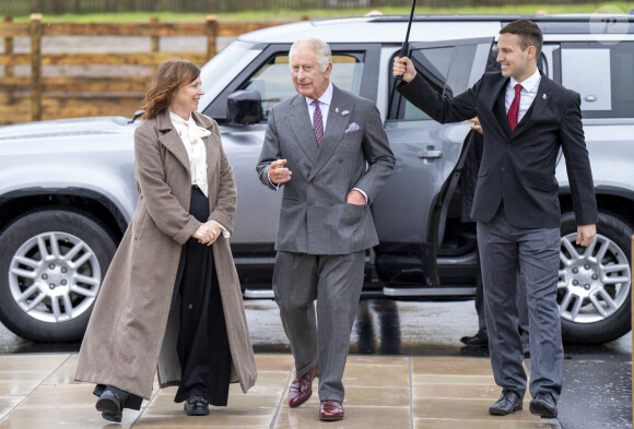 Le roi d'Angleterre va pouvoir mettre son français à contribution 
Le roi Charles III d'Angleterre en visite à Cumnock le 16 septembre 2023