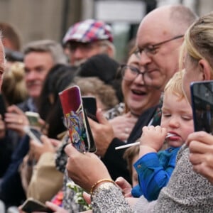 Le roi Charles III d'Angleterre, lors d'une promenade dans le centre-ville de Kinross, Royaume Uni, le 15 septembre 2023. 