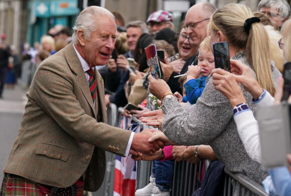 Le roi Charles III d'Angleterre, lors d'une promenade dans le centre-ville de Kinross, Royaume Uni, le 15 septembre 2023. 