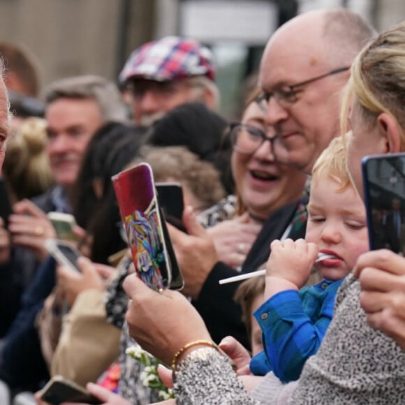 Le roi Charles III d'Angleterre, lors d'une promenade dans le centre-ville de Kinross, Royaume Uni, le 15 septembre 2023. 