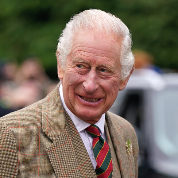 Charles III va faire son arrivée en France
Le roi Charles III d'Angleterre, lors d'une visite à la banque alimentaire Broke not Broken de l'église épiscopale Saint-Paul de Kinross, Royaum Uni. 