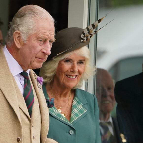 Il a fini par se perfectionner pendant ses études à Cambridge. Bravo ! 
Le Roi Charles III d'Angleterre, la Reine Camilla et la Princesse Anne assistent aux "Braemar Gathering highland games" à Braemar. 