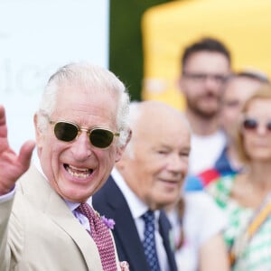 S'il le parle couramment, le roi Charles III n'a pas toujours été bon élève dans la langue de Molière selon le "Figaro"
Le roi Charles III d'Angleterre et Camilla Parker Bowles, reine consort d'Angleterre, au Sandringham Flower Show à Sandringham House (Norfolk), le 26 juillet 2023. 