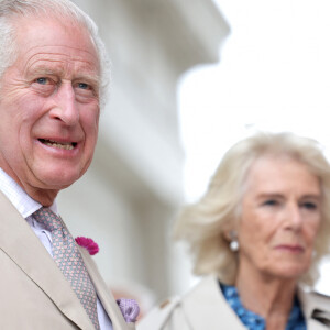 Ils sont attendus à Paris avec Camilla ce mercredi 20 septembre
Le roi Charles III d'Angleterre et Camilla Parker Bowles, reine consort d'Angleterre, lors d'une visite à Poundbury, le 27 juin 2023. Cette visite a pour but de découvrir de nouveaux reliefs en bronze de l'artiste Ian Rank-Broadley, marquer l'achèvement de la place de la reine mère et ouvrir le jardin du duc d'Édimbourg qui fait partie de Pavillon Vert. Cette ville, dont le souverain est le créateur, a été érigé sur des terres appartenant au Duché de Cornouailles à partir de 1993. 