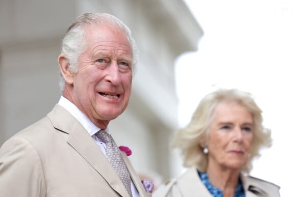 Ils sont attendus à Paris avec Camilla ce mercredi 20 septembre
Le roi Charles III d'Angleterre et Camilla Parker Bowles, reine consort d'Angleterre, lors d'une visite à Poundbury, le 27 juin 2023. Cette visite a pour but de découvrir de nouveaux reliefs en bronze de l'artiste Ian Rank-Broadley, marquer l'achèvement de la place de la reine mère et ouvrir le jardin du duc d'Édimbourg qui fait partie de Pavillon Vert. Cette ville, dont le souverain est le créateur, a été érigé sur des terres appartenant au Duché de Cornouailles à partir de 1993. 