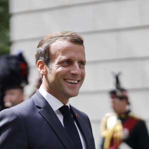 Le prince Charles, prince de Galles, Camilla Parker Bowles, duchesse de Cornouailles et le président de la République française Emmanuel Macron lors la commémoration du 80ème anniversaire de l'appel du 18 juin du général de Gaulle au Carlton Garden à Londres, Royaume Uni, le 18 juin 2010. © Tolga Akmen/Pool/Bestimage 