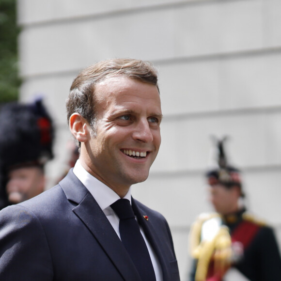 Le prince Charles, prince de Galles, Camilla Parker Bowles, duchesse de Cornouailles et le président de la République française Emmanuel Macron lors la commémoration du 80ème anniversaire de l'appel du 18 juin du général de Gaulle au Carlton Garden à Londres, Royaume Uni, le 18 juin 2010. © Tolga Akmen/Pool/Bestimage 