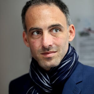 Raphaël Glucksmann, tête de liste PS-Place publique-Nouvelle Donne pour les élections européennes, en campagne dans le village de Créon, près de Bordeaux, le 2 mai 2019.