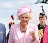 Camilla Parker Bowles était on ne peut plus chic pour son arrivée en France 
Le roi Charles III d'Angleterre et la reine consort Camilla Parker Bowles, la Première ministre française Elisabeth Borne - Arrivées du roi d'Angleterre et de la reine consort à l'aéroport de Orly à Paris, à l'occasion de leur visite officielle de 3 jours en France.