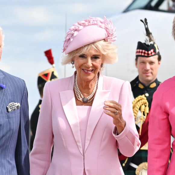 Camilla Parker Bowles était on ne peut plus chic pour son arrivée en France 
Le roi Charles III d'Angleterre et la reine consort Camilla Parker Bowles, la Première ministre française Elisabeth Borne - Arrivées du roi d'Angleterre et de la reine consort à l'aéroport de Orly à Paris, à l'occasion de leur visite officielle de 3 jours en France.