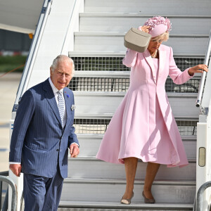 Légèrement taquinée par le vent, la reine ne s'est pas laissé déstabiliser
Le roi Charles III d'Angleterre et la reine consort Camilla Parker Bowles - Arrivées du roi d'Angleterre et de la reine consort à l'aéroport de Orly à Paris, à l'occasion de leur visite officielle de 3 jours en France. Le 20 septembre 2023 