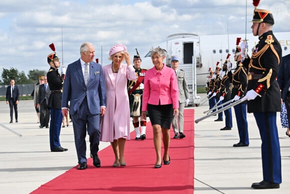 Il faut dire que son total look rose avait de quoi lui donner de l'aplomb 
Le roi Charles III d'Angleterre et la reine consort Camilla Parker Bowles, la Première ministre française Elisabeth Borne - Arrivées du roi d'Angleterre et de la reine consort à l'aéroport de Orly à Paris, à l'occasion de leur visite officielle de 3 jours en France. Le 20 septembre 2023 