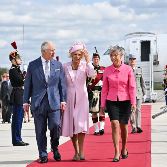 Il faut dire que son total look rose avait de quoi lui donner de l'aplomb 
Le roi Charles III d'Angleterre et la reine consort Camilla Parker Bowles, la Première ministre française Elisabeth Borne - Arrivées du roi d'Angleterre et de la reine consort à l'aéroport de Orly à Paris, à l'occasion de leur visite officielle de 3 jours en France. Le 20 septembre 2023 