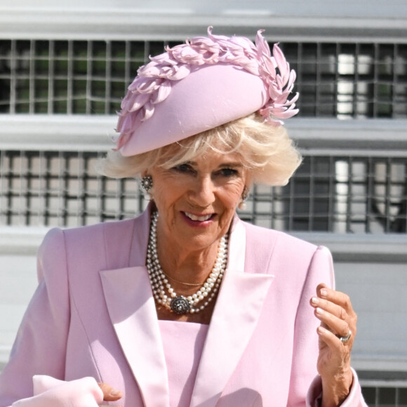 Elle avait enfilé une robe manteau Fiona Clare et un chapeau Philip Treacy, des escarpins Eliot Zed et portait un sac à main Charlotte Elizabeth taupe
La reine consort Camilla Parker Bowles - Arrivées du roi d'Angleterre et de la reine consort à l'aéroport de Orly à Paris, à l'occasion de leur visite officielle de 3 jours en France. Le 20 septembre 2023 