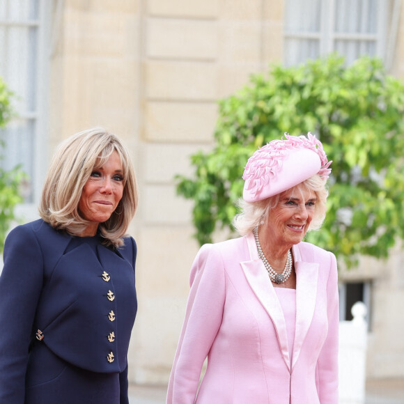 La reine consort d'Angleterre Camilla Parker Bowles et Brigitte Macron - Sortie - Le roi d'Angleterre et la reine consort reçus au palais de l'Elysée à Paris par E.Macron et sa femme, à l'occasion de leur visite officielle de 3 jours en France. Le 20 septembre 2023 © Jacovides-Moreau / Bestimage 