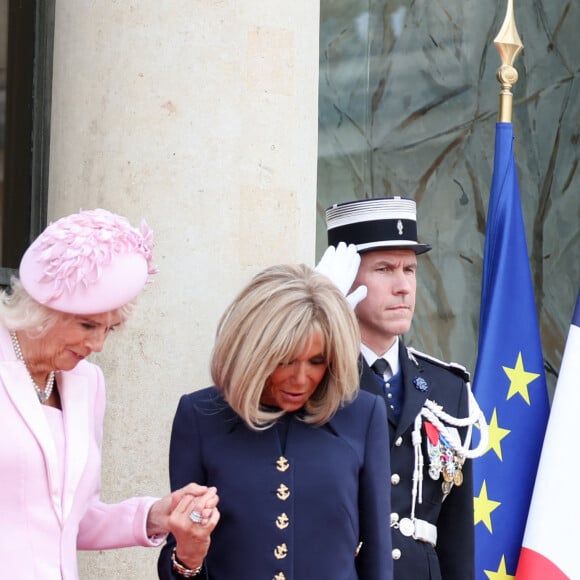 La reine consort d'Angleterre Camilla Parker Bowles et Brigitte Macron - Sortie - Le roi d'Angleterre et la reine consort reçus au palais de l'Elysée à Paris par E.Macron et sa femme, à l'occasion de leur visite officielle de 3 jours en France. Le 20 septembre 2023 © Jacovides-Moreau / Bestimage 