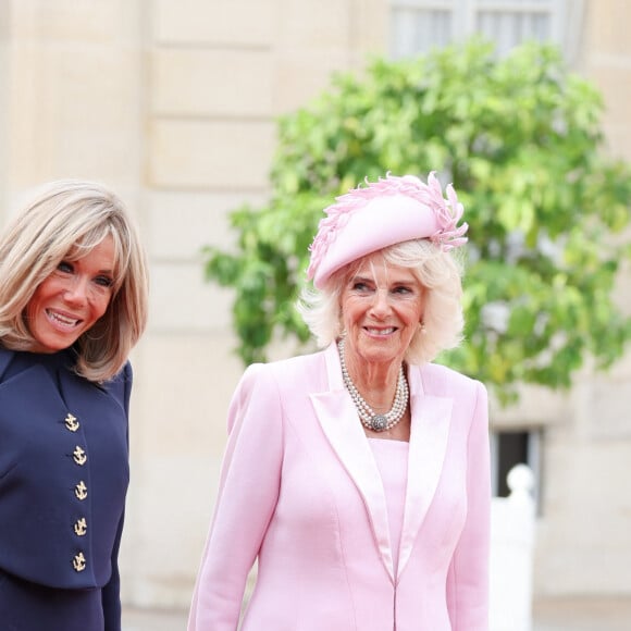 La reine consort d'Angleterre Camilla Parker Bowles et Brigitte Macron - Sortie - Le roi d'Angleterre et la reine consort reçus au palais de l'Elysée à Paris par E.Macron et sa femme, à l'occasion de leur visite officielle de 3 jours en France. Le 20 septembre 2023 © Jacovides-Moreau / Bestimage 