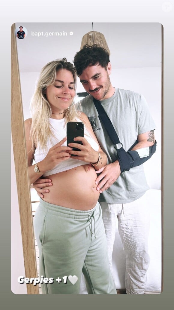 Elle avait posté une photo éphémère sur laquelle on pouvait découvrir son ventre déjà bien rond.
Sophie Tapie affiche son ventre arrondi sur Instagram. ©Instagram