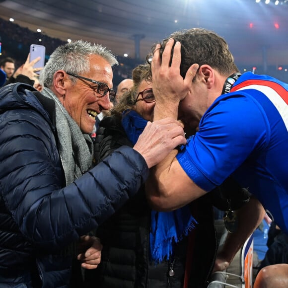 Sa volonté de réussir au plus haut niveau est alors devenue "hors norme".
Antoine Dupont et ses parents, son père Jean et sa mère Marie-Pierre - La France s'offre le grand chelem dans le Tournoi des six nations, après sa victoire 25-13 contre l'Angleterre au stade de France, à Saint-Denis, Seine Saint-Denis, France, le 19 mars 2022. © Federico Pestellini/Panoramic/Bestimage 