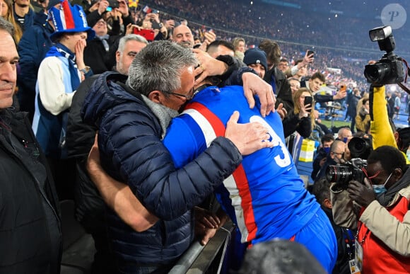 Antoine Dupont et ses parents, son père Jean et sa mère Marie-Pierre - La France s'offre le grand chelem dans le Tournoi des six nations, après sa victoire 25-13 contre l'Angleterre au stade de France, à Saint-Denis, Seine Saint-Denis, France, le 19 mars 2022. © Federico Pestellini/Panoramic/Bestimage 