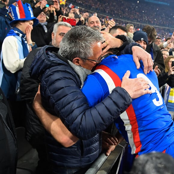 Antoine Dupont et ses parents, son père Jean et sa mère Marie-Pierre - La France s'offre le grand chelem dans le Tournoi des six nations, après sa victoire 25-13 contre l'Angleterre au stade de France, à Saint-Denis, Seine Saint-Denis, France, le 19 mars 2022. © Federico Pestellini/Panoramic/Bestimage 