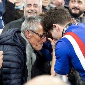 A savoir la crise cardiaque puis un coma de son père Jean.
Antoine Dupont, capitaine de l'équipe de France de Rugby avec ses parents, son père Jean et sa mère Marie-Pierre - La France s'offre le grand chelem dans le Tournoi des six nations, après sa victoire 25-13 contre l'Angleterre au stade de France, à Saint-Denis, Seine Saint-Denis, France, le 19 mars 2022. © Cyril Moreau/Bestimage 