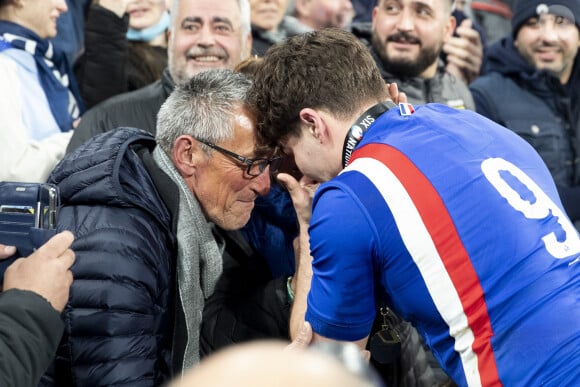 A savoir la crise cardiaque puis un coma de son père Jean.
Antoine Dupont, capitaine de l'équipe de France de Rugby avec ses parents, son père Jean et sa mère Marie-Pierre - La France s'offre le grand chelem dans le Tournoi des six nations, après sa victoire 25-13 contre l'Angleterre au stade de France, à Saint-Denis, Seine Saint-Denis, France, le 19 mars 2022. © Cyril Moreau/Bestimage 