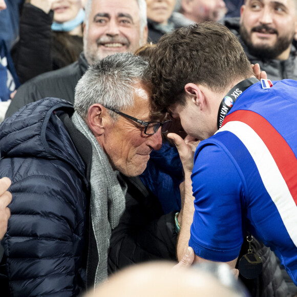 A savoir la crise cardiaque puis un coma de son père Jean.
Antoine Dupont, capitaine de l'équipe de France de Rugby avec ses parents, son père Jean et sa mère Marie-Pierre - La France s'offre le grand chelem dans le Tournoi des six nations, après sa victoire 25-13 contre l'Angleterre au stade de France, à Saint-Denis, Seine Saint-Denis, France, le 19 mars 2022. © Cyril Moreau/Bestimage 
