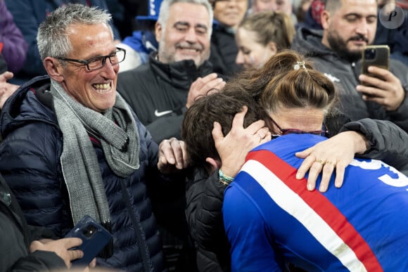 Antoine Dupont, capitaine de l'équipe de France de Rugby avec ses parents, son père Jean et sa mère Marie-Pierre - La France s'offre le grand chelem dans le Tournoi des six nations, après sa victoire 25-13 contre l'Angleterre au stade de France, à Saint-Denis, Seine Saint-Denis, France, le 19 mars 2022. © Cyril Moreau/Bestimage 