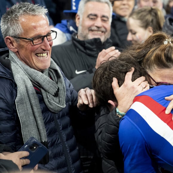 Antoine Dupont, capitaine de l'équipe de France de Rugby avec ses parents, son père Jean et sa mère Marie-Pierre - La France s'offre le grand chelem dans le Tournoi des six nations, après sa victoire 25-13 contre l'Angleterre au stade de France, à Saint-Denis, Seine Saint-Denis, France, le 19 mars 2022. © Cyril Moreau/Bestimage 