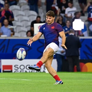 Ils ne sont toujours pas assurés de disputer les quarts de finale de la compétition.
Echauffement - Antoine Dupont ( France ) - - Coupe du Monde de Rugby France 2023 du match de Poule A entre la France et l'Uruguay (27-12) au stade Pierre-Mauroy à Lille le 14 septembre 2023. 