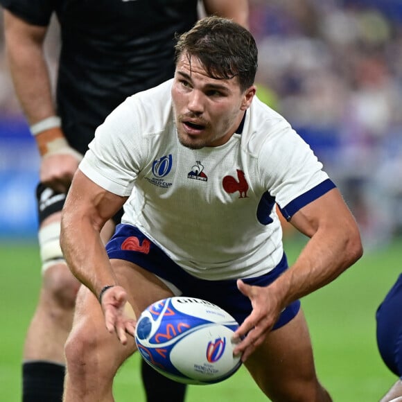 Mais ils se battront jusqu'au bout, comme l'assurait le capitaine juste avant le tournoi.
Antoine Dupont ( 9 - France ) - - Match d'ouverture de la coupe du monde de Rugby : La France l'emporte 27 à 13 face à la Nouvelle Zélande (All Blacks) au Stade de France à Saint-Denis le 8 septembre 2023. © Federico Pestellini / Panoramic / Bestimage 