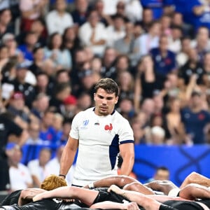 Antoine Dupont ( 9 - France ) - Richie Mo unga ( 10 - Nouvelle Zelande ) - melee - Match d'ouverture de la coupe du monde de Rugby : La France l'emporte 27 à 13 face à la Nouvelle Zélande (All Blacks) au Stade de France à Saint-Denis le 8 septembre 2023. © Federico Pestellini / Panoramic / Bestimage 