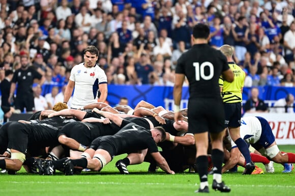 Antoine Dupont ( 9 - France ) - Richie Mo unga ( 10 - Nouvelle Zelande ) - melee - Match d'ouverture de la coupe du monde de Rugby : La France l'emporte 27 à 13 face à la Nouvelle Zélande (All Blacks) au Stade de France à Saint-Denis le 8 septembre 2023. © Federico Pestellini / Panoramic / Bestimage 