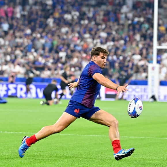 Echauffement - Antoine Dupont ( 9 - France ) - - Match d'ouverture de la coupe du monde de Rugby : La France l'emporte 27 à 13 face à la Nouvelle Zélande (All Blacks) au Stade de France à Saint-Denis le 8 septembre 2023. © Federico Pestellini / Panoramic / Bestimage 