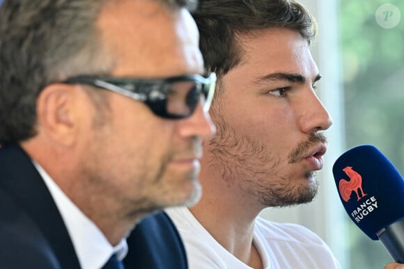 Fabien Galthié ( entraineur France ) - Antoine Dupont ( 9 - France ) - Conférence de presse de l'équipe de France de Rugby à Paris le 6 septembre 2023. © Federico Pestellini / Panoramic / Bestimage 