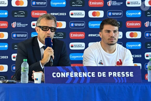 Fabien Galthié ( entraineur France ) - Antoine Dupont ( 9 - France ) - Conférence de presse de l'équipe de France de Rugby à Paris le 6 septembre 2023. © Federico Pestellini / Panoramic / Bestimage 