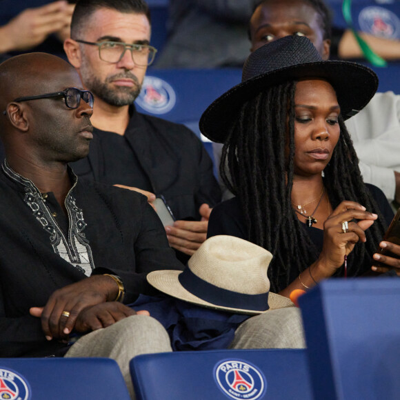 Lilian Thuram et sa femme Kareen Guiock en tribunes lors du match de football Ligue 1 Uber Eats opposant le Paris Saint-Germain (PSG) à l'OGC Nice au Parc des Princes à Paris, France, le 15 septembre 2023. Nice a gagné 3-2. © Cyril Moreau/Bestimage 