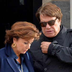 Jean-Louis Borloo, Bernard Tapie et sa femme Dominique Tapie - Sorties de obsèques de Jean-Noël Tassez, le compagnon de Charlotte Rampling, au crématorium du cimetière du Père-Lachaise à Paris, le 9 octobre 2015. 