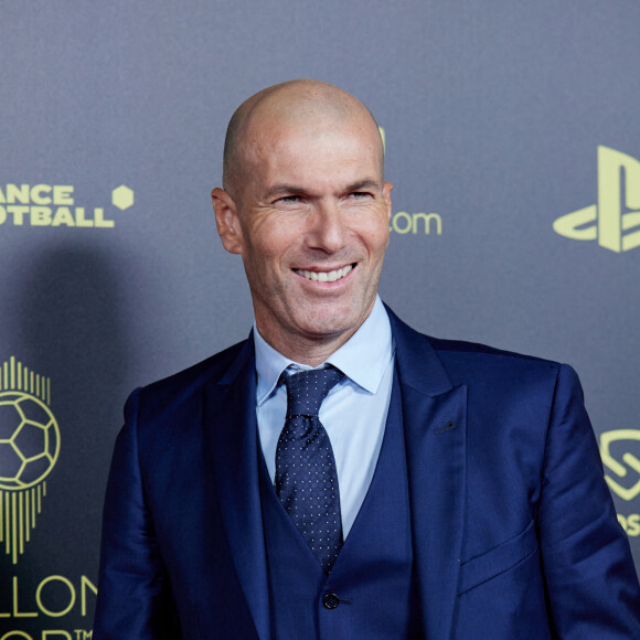 Laure Boulleau a pu poser avec Zinedine Zidane
Zinedine Zidane au Photocall de la 66ème cérémonie du Ballon d'Or au Théâtre du Chatelet à Paris © Cyril Moreau/Bestimage