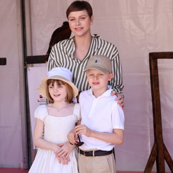 Gabriella voulait à tout prix porter un jean
La princesse Charlene de Monaco, Le prince Jacques de Monaco, marquis des Baux, La princesse Gabriella de Monaco, comtesse de Carladès - Le prince Albert II de Monaco parcourt la 4ème rencontre des sites historiques Grimaldi sur la place du palais Princier à Monaco le 10 juin 2023. © Sebastien Botella / Nice Matin / Bestimage 