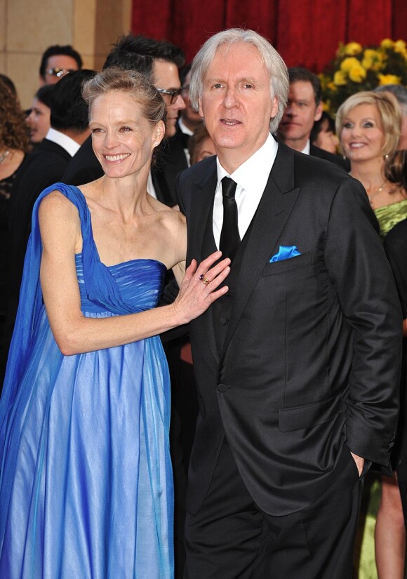 James Cameron et sa femme Suzy Amis, à l'occasion du tapis rouge de la 82e cérémonie des Oscars, au Kodak Theatre de Los Angeles, le 7 mars 2010.