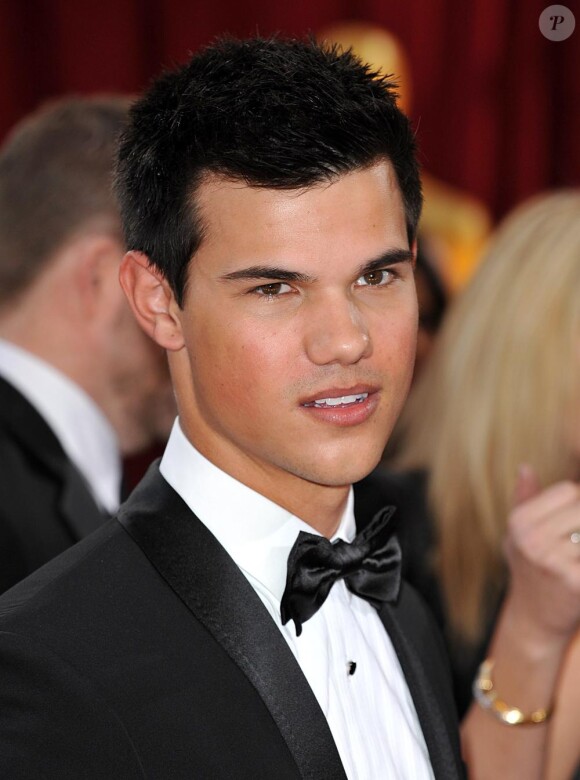 Taylor Lautner, à l'occasion du tapis rouge de la 82e cérémonie des Oscars, au Kodak Theatre de Los Angeles, le 7 mars 2010.