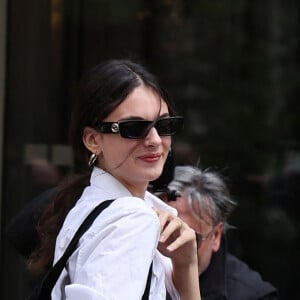 Deva Cassel arrive au défilé Dolce et Gabbana lors de la Fashion Week de Milan le 23 septembre 2023.