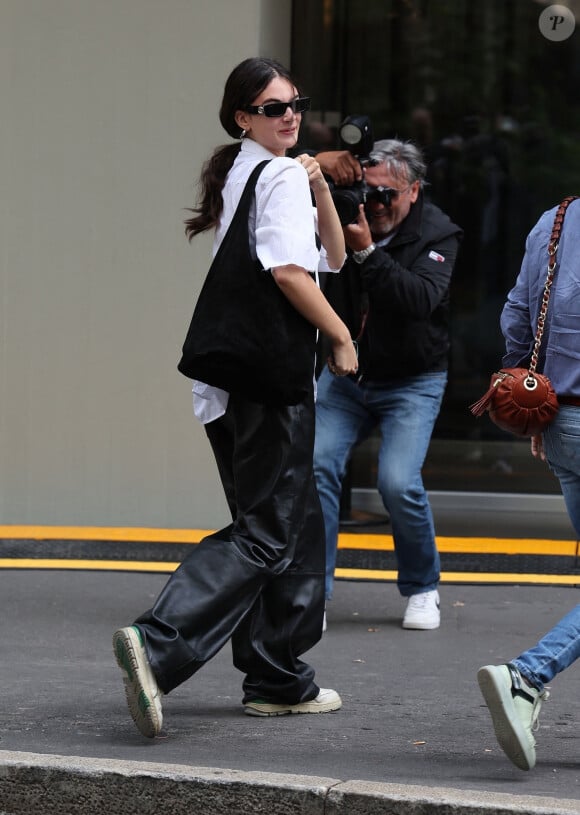 Deva Cassel arrive au défilé Dolce et Gabbana lors de la Fashion Week de Milan le 23 septembre 2023.