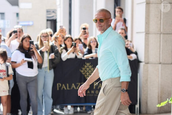 Vincent Cassel quitte son hôtel pour se rendre au défilé lors de la Fashion Week de Milan le 21 septembre 2023. Photo by Marco Piovanotto/ABACAPRESS:COM