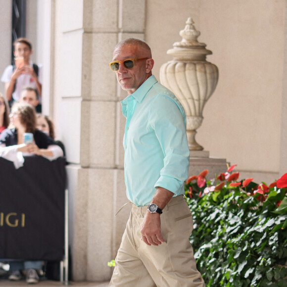 Vincent Cassel quitte son hôtel pour se rendre au défilé lors de la Fashion Week de Milan le 21 septembre 2023. Photo by Marco Piovanotto/ABACAPRESS:COM