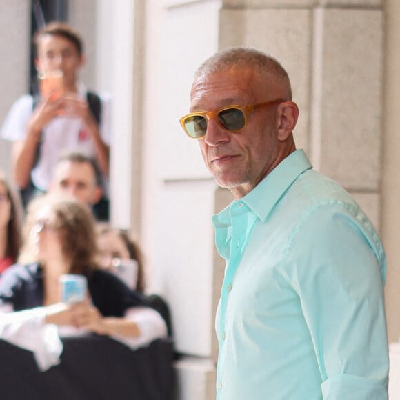Vincent Cassel quitte son hôtel pour se rendre au défilé lors de la Fashion Week de Milan le 21 septembre 2023. Photo by Marco Piovanotto/ABACAPRESS:COM