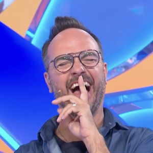 Jarry face à une image de lui datant d'il y a plus de dix ans dans "Tout le monde veut prendre sa place", France 2