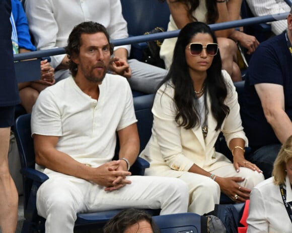 Matthew McConaughey et Camila Alves - Finale masculine opposant Novak Djokovic à Daniil Medvedev lors de l'US Open au stade Arthur Ashe. New York, le 10 septembre 2023.
